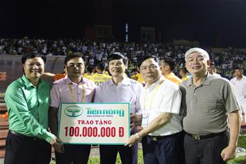 Tiến Nông tiếp tục trao thưởng 100 triệu đồng cho CLB Bóng đá Thanh Hóa